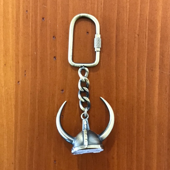 Vintage 3D Viking Horned Helmet Keychain - Picture 2 of 16